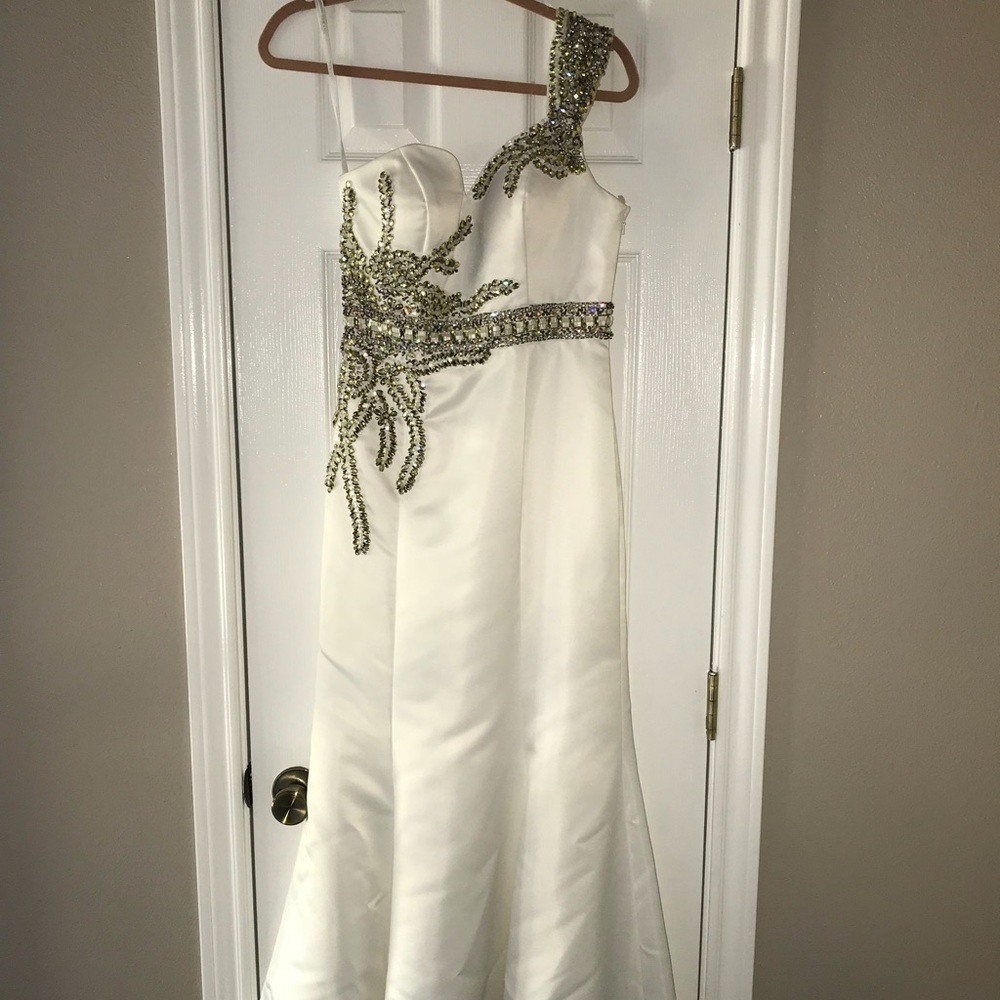PAGEANT/PROM COUTURE GOWN ONLY WORN ONCE!